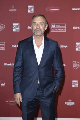 Thomas Doll bei der Ankunft zu der Preisverleihung des BILD-Award am 26.08.2024 in der Fischauktionshalle in Hamburg