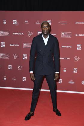 Owen Ansah bei der Ankunft zu der Preisverleihung des BILD-Award am 26.08.2024 in der Fischauktionshalle in Hamburg