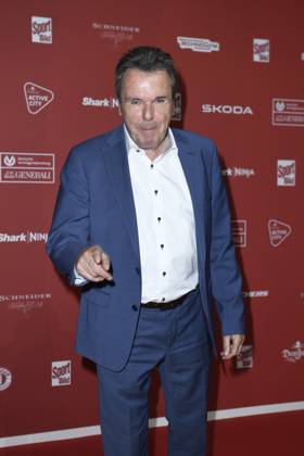 Heribert Bruchhagen bei der Ankunft zu der Preisverleihung des BILD-Award am 26.08.2024 in der Fischauktionshalle in Hamburg