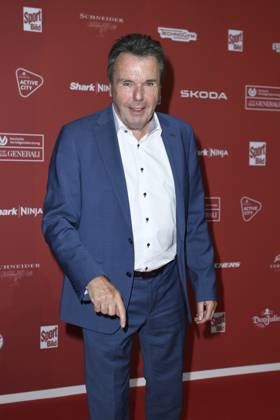 Heribert Bruchhagen bei der Ankunft zu der Preisverleihung des BILD-Award am 26.08.2024 in der Fischauktionshalle in Hamburg