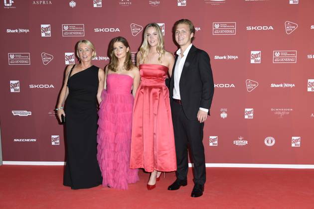 Heidi Beckenbauer mit Tochter Francesca und Sohn Joel, der seine Freundin Jessica Martl mitbrachte bei der Ankunft zu der Preisverleihung des BILD-Award am 26.08.2024 in der Fischauktionshalle in Hamburg
