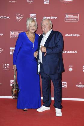 Ulli Wegner mit Ehefrau Margret Wegner bei der Ankunft zu der Preisverleihung des BILD-Award am 26.08.2024 in der Fischauktionshalle in Hamburg