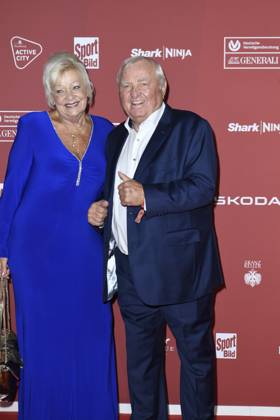 Ulli Wegner mit Ehefrau Margret Wegner bei der Ankunft zu der Preisverleihung des BILD-Award am 26.08.2024 in der Fischauktionshalle in Hamburg
