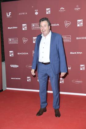 Heribert Bruchhagen bei der Ankunft zu der Preisverleihung des BILD-Award am 26.08.2024 in der Fischauktionshalle in Hamburg