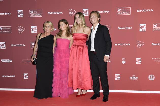 Heidi Beckenbauer mit Tochter Francesca und Sohn Joel, der seine Freundin Jessica Martl mitbrachte bei der Ankunft zu der Preisverleihung des BILD-Award am 26.08.2024 in der Fischauktionshalle in Hamburg