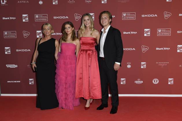 Heidi Beckenbauer mit Tochter Francesca und Sohn Joel, der seine Freundin Jessica Martl mitbrachte bei der Ankunft zu der Preisverleihung des BILD-Award am 26.08.2024 in der Fischauktionshalle in Hamburg