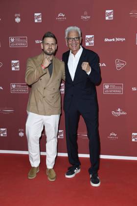 Ulrich Manuel Uli Hebel und Bernd Bönte (Boxer Manager) bei der Ankunft zu der Preisverleihung des BILD-Award am 26.08.2024 in der Fischauktionshalle in Hamburg