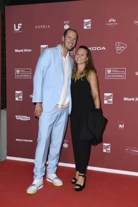 Pascal Hens und Ehefrau Angela Hens bei der Ankunft zu der Preisverleihung des BILD-Award am 26.08.2024 in der Fischauktionshalle in Hamburg