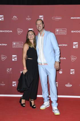 Pascal Hens und Ehefrau Angela Hens bei der Ankunft zu der Preisverleihung des BILD-Award am 26.08.2024 in der Fischauktionshalle in Hamburg
