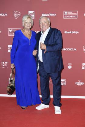 Ulli Wegner mit Ehefrau Margret Wegner bei der Ankunft zu der Preisverleihung des BILD-Award am 26.08.2024 in der Fischauktionshalle in Hamburg