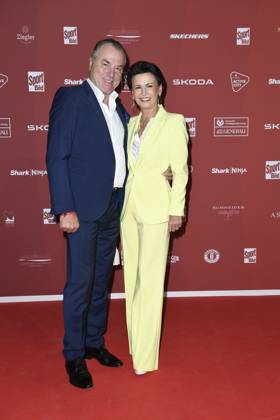 Clemens Tönnies mit Ehefrau Margit Tönnies bei der Ankunft zu der Preisverleihung des BILD-Award am 26.08.2024 in der Fischauktionshalle in Hamburg