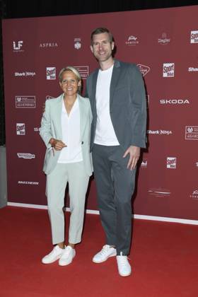 Friederike Kromp (Cheftrainerin der U20-Frauenmannschaft) bei der Ankunft zu der Preisverleihung des BILD-Award am 26.08.2024 in der Fischauktionshalle in Hamburg