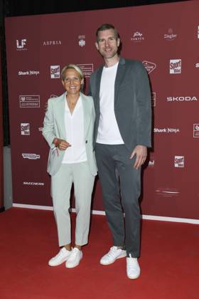 Friederike Kromp (Cheftrainerin der U20-Frauenmannschaft) bei der Ankunft zu der Preisverleihung des BILD-Award am 26.08.2024 in der Fischauktionshalle in Hamburg
