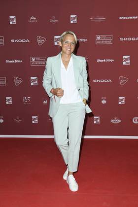 Friederike Kromp (Cheftrainerin der U20-Frauenmannschaft) bei der Ankunft zu der Preisverleihung des BILD-Award am 26.08.2024 in der Fischauktionshalle in Hamburg