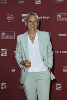 Friederike Kromp (Cheftrainerin der U20-Frauenmannschaft) bei der Ankunft zu der Preisverleihung des BILD-Award am 26.08.2024 in der Fischauktionshalle in Hamburg