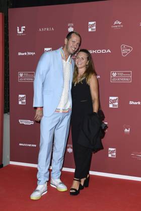 Pascal Hens und Ehefrau Angela Hens bei der Ankunft zu der Preisverleihung des BILD-Award am 26.08.2024 in der Fischauktionshalle in Hamburg