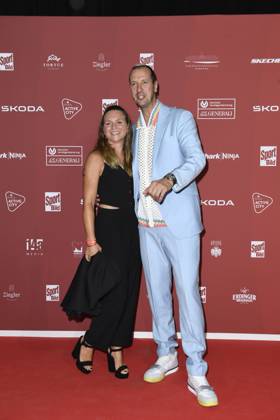 Pascal Hens und Ehefrau Angela Hens bei der Ankunft zu der Preisverleihung des BILD-Award am 26.08.2024 in der Fischauktionshalle in Hamburg