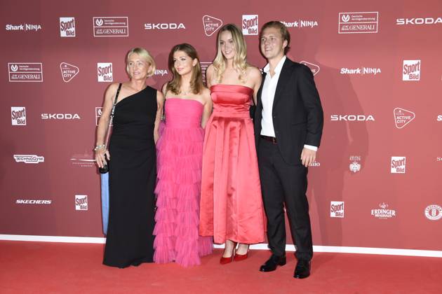 Heidi Beckenbauer mit Tochter Francesca und Sohn Joel, der seine Freundin Jessica Martl mitbrachte bei der Ankunft zu der Preisverleihung des BILD-Award am 26.08.2024 in der Fischauktionshalle in Hamburg