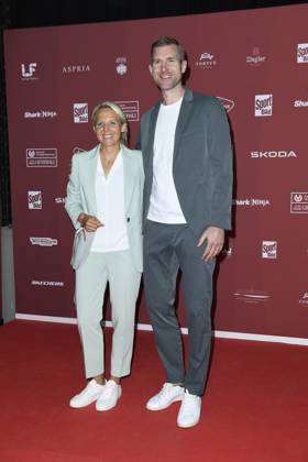 Friederike Kromp (Cheftrainerin der U20-Frauenmannschaft) bei der Ankunft zu der Preisverleihung des BILD-Award am 26.08.2024 in der Fischauktionshalle in Hamburg
