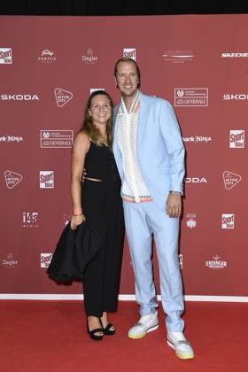 Pascal Hens und Ehefrau Angela Hens bei der Ankunft zu der Preisverleihung des BILD-Award am 26.08.2024 in der Fischauktionshalle in Hamburg
