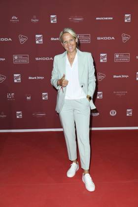 Friederike Kromp (Cheftrainerin der U20-Frauenmannschaft) bei der Ankunft zu der Preisverleihung des BILD-Award am 26.08.2024 in der Fischauktionshalle in Hamburg