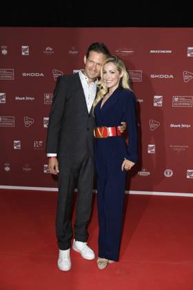 Andrea Kaiser mit Ehemann Sebastien Ogier bei der Ankunft zu der Preisverleihung des BILD-Award am 26.08.2024 in der Fischauktionshalle in Hamburg