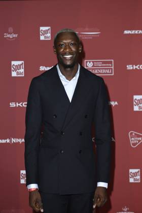 Owen Ansah bei der Ankunft zu der Preisverleihung des BILD-Award am 26.08.2024 in der Fischauktionshalle in Hamburg
