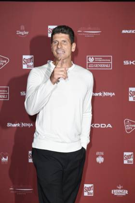 Mario Gomez bei der Ankunft zu der Preisverleihung des BILD-Award am 26.08.2024 in der Fischauktionshalle in Hamburg