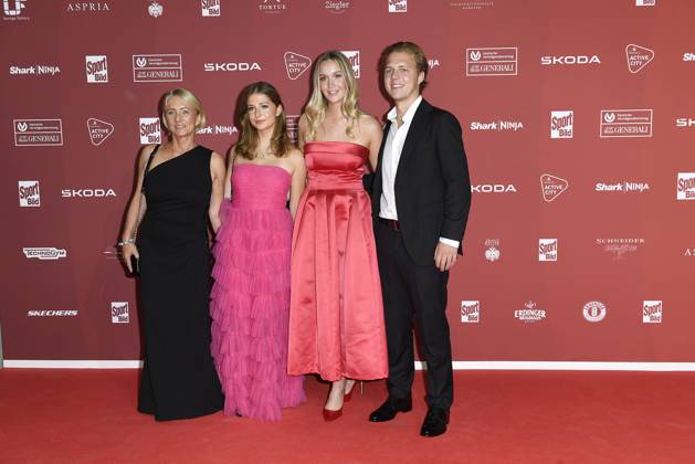 Heidi Beckenbauer, Tochter Francesca Beckenbauer und Sohn Joel Beckenbauer und seiner Freundin Jessica Martl bei der Verleihung vom Bild Award am 26.08.2024 in Hamburg Sport Bild Award 2024 Verleihung in Hamburg