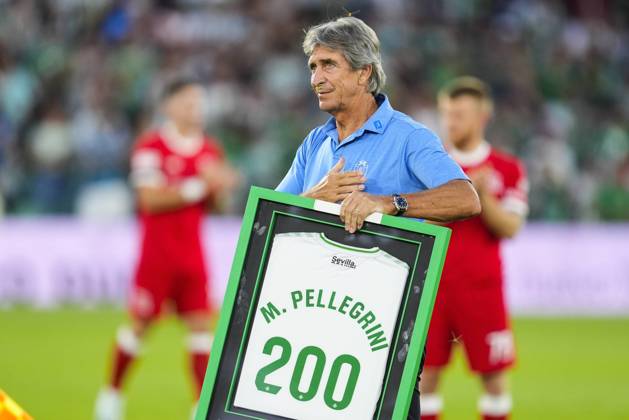 Bilder des Jahres 2024, Sport 08 August Sport Themen der Woche KW35 Sport Bilder des Tages August 29, 2024, Sevilla, Sevilla, SPAIN: Manuel Pellegrini, head coach of Real Betis, tribute for 200 matches during the UEFA Conference League play-off first leg, football match played between Real Betis and FC Kryvbas Kryvyi Rih at Benito Villamarin stadium on August 29, 2024, in Sevilla, Spain. Sevilla SPAIN - ZUMAa181 20240829_zaa_a181_074 Copyright: xJoaquinxCorcherox