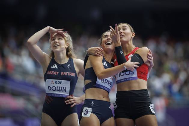 Bilder des Jahres 2024, Sport 08 August Sport Themen der Woche KW35 Paralympics (Para Leichtathletik); Paris, 31.08.24 MOOS Nele (T38 GER Para Leichtathletik), BREEN Olivia (GB) und DOWN Maddie (GB), Paralympics (Para Leichtathletik) am 31.08.24 im Stade de France in Paris (Frankreich). Copyright: xBEAUTIFULxSPORTS B.Hoffmannx