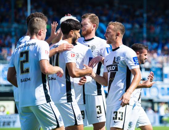 Florian Le Joncour (SV Elversberg) und Maurice Neubauer (SV Elversberg) bejubeln mit ihren Teamkollegen das zweite Tor, 2. Bundesliga, SV Elversberg vs SV Darmstadt 98, Ursapharm-Arena an der Kaiserlinde am 31. August 2024 in Spiesen-Elversberg, Deutschland. (Foto von Silas Schueller DeFodi Images) Florian Le Joncour (SV Elversberg) und Maurice Neubauer (SV Elversberg) celebrate scoring the second goal by their team, 2. Bundesliga, SV Elversberg vs SV Darmstadt 98, Ursapharm-Arena at Kaiserlinde on August 31, 2024 in Spiesen-Elversberg, Germany. (Photo by Silas Schueller DeFodi Images) Defodi-121_121_ELVSVD_20240831_166