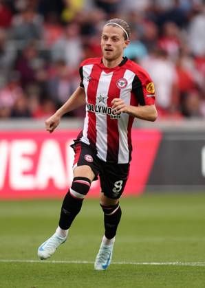London, England, 31st August 2024. Brentford s Mathias Jensen during the Premier League match at Gtech Community Stadium, London. Picture credit should read: David Klein Sportimage EDITORIAL USE ONLY. No use with unauthorised audio, video, data, fixture lists, club league logos or live services. Online in-match use limited to 120 images, no video emulation. No use in betting, games or single club league player publications. SPI-3288-0045