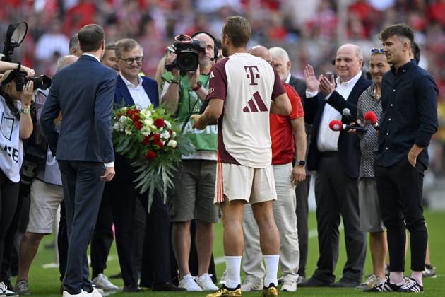 Ehrung Torjäger Torjägerkanone Harry Kane FC Bayern Muenchen FCB (09) durch Kicker Jan-Christian Dreesen Vorstandsvorsitzender FC Bayern Muenchen FCB Uli Hoeneß Hoeness Ehrenpraesident Aufsichtsrat FC Bayern Muenchen FCB FC Bayern Muenchen FCB vs SC Freiburg SCF 01.09.2024 DFL REGULATIONS PROHIBIT ANY USE OF PHOTOGRAPHS AS IMAGE SEQUENCES AND OR QUASI-VIDEO FC Bayern Muenchen FCB vs SC Freiburg SCF