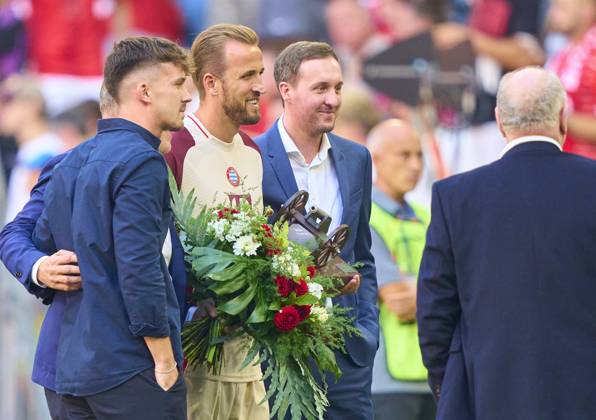 Sport Themen der Woche KW35 Sport Bilder des Tages Harry Kane, FCB 9 gets the Torjägerkanone as player with the most goals in the last season in the match FC BAYERN MUENCHEN - SC FREIBURG on Sep 1, 2024 in Munich, Germany. Season 2024 2025, 1.Bundesliga, FCB,, München, matchday 2, 2.Spieltag