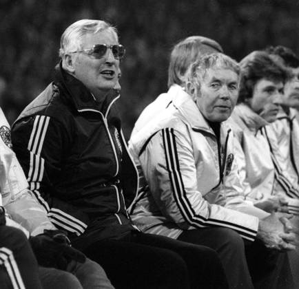 Fußball, Länderspiel, Deutschland - England 2:1 in München, 22.02.1978, Die deutsche Bank mit von links : Bundestrainer Jupp Derwall, Physiotherapeut Erich Deuser und Manfred Kaltz