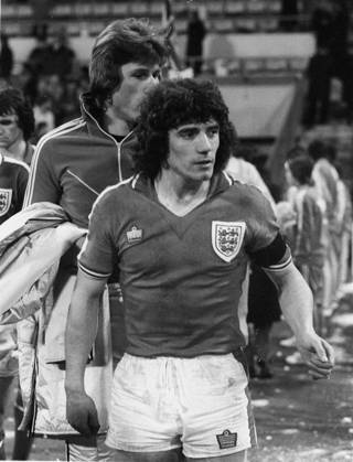 Fußball, Länderspiel, Deutschland - England 2:1 in München, 22.02.1978, Kevin Keegan (England) kommt aufs Spielfeld