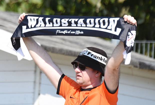31.08.2024, xhbx, Fussball Google Pixel Frauen-Bundesliga, Eintracht Frankfurt - FC Carl Zeiss Jena emspor, v.l. Eintracht Fan mit Schal Waldstadion (DFL DFB REGULATIONS PROHIBIT ANY USE OF PHOTOGRAPHS as IMAGE SEQUENCES and or QUASI-VIDEO) Frankfurt am Main