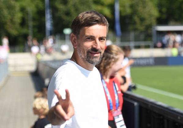 31.08.2024, xhbx, Fussball Google Pixel Frauen-Bundesliga, Eintracht Frankfurt - FC Carl Zeiss Jena emspor, v.l. Trainer Niko Arnautis (Eintracht Frankfurt Damen) (DFL DFB REGULATIONS PROHIBIT ANY USE OF PHOTOGRAPHS as IMAGE SEQUENCES and or QUASI-VIDEO) Frankfurt am Main