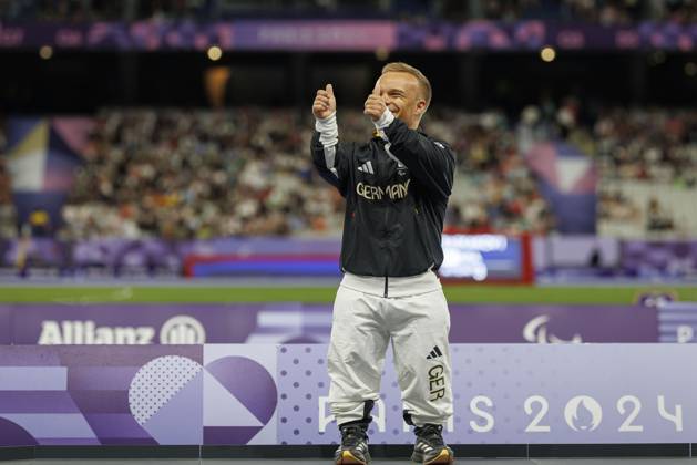 Paralympics (Para Leichtathletik); Paris, 02.09.2024 KAPPEL Niko (F41 GER Para Leichtathletik) bei der Siegerehrung, Paralympics (Para Leichtathletik) am 02.09.24 im Stade de France in Paris (Frankreich). Copyright: xBEAUTIFULxSPORTS B.Hoffmannx