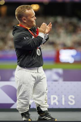 Paralympics (Para Leichtathletik); Paris, 02.09.2024 KAPPEL Niko (F41 GER Para Leichtathletik) bei der Siegerehrung, Paralympics (Para Leichtathletik) am 02.09.24 im Stade de France in Paris (Frankreich). Copyright: xBEAUTIFULxSPORTS B.Hoffmannx