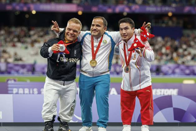 Paralympics (Para Leichtathletik); Paris, 02.09.2024 KAPPEL Niko (F41 GER Para Leichtathletik) bei der Siegerehrung, Paralympics (Para Leichtathletik) am 02.09.24 im Stade de France in Paris (Frankreich). Copyright: xBEAUTIFULxSPORTS B.Hoffmannx