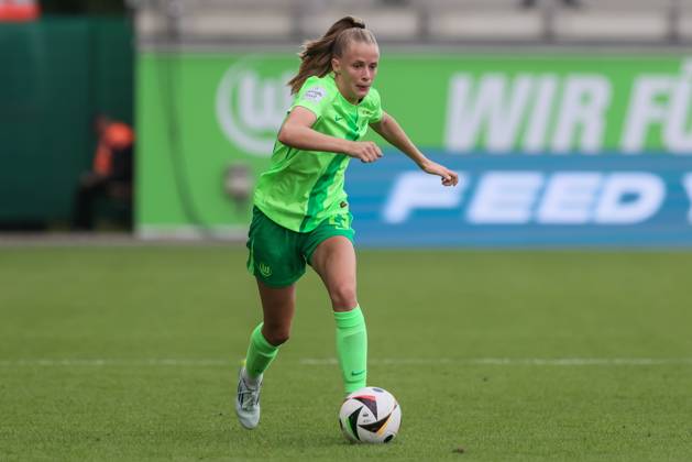 v.li.: Vivien Endemann (VfL Wolfsburg, 25) am Ball, Freisteller, Einzelbild, Ganzkörper, Aktion, Action, Spielszene, DIE DFB-RICHTLINIEN UNTERSAGEN JEGLICHE NUTZUNG VON FOTOS ALS SEQUENZBILDER UND ODER VIDEOÄHNLICHE FOTOSTRECKEN. DFB REGULATIONS PROHIBIT ANY USE OF PHOTOGRAPHS AS IMAGE SEQUENCES AND OR QUASI-VIDEO., 02.09.2024, Wolfsburg (Deutschland), Fussball, Google Pixel Frauen-Bundesliga, VfL Wolfsburg - SV Werder Bremen