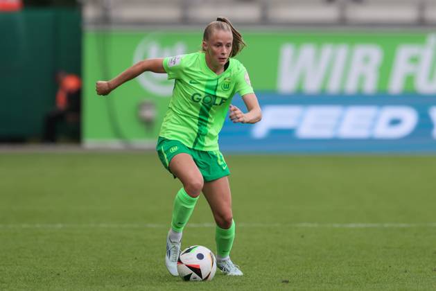 v.li.: Vivien Endemann (VfL Wolfsburg, 25) am Ball, Freisteller, Einzelbild, Ganzkörper, Aktion, Action, Spielszene, DIE DFB-RICHTLINIEN UNTERSAGEN JEGLICHE NUTZUNG VON FOTOS ALS SEQUENZBILDER UND ODER VIDEOÄHNLICHE FOTOSTRECKEN. DFB REGULATIONS PROHIBIT ANY USE OF PHOTOGRAPHS AS IMAGE SEQUENCES AND OR QUASI-VIDEO., 02.09.2024, Wolfsburg (Deutschland), Fussball, Google Pixel Frauen-Bundesliga, VfL Wolfsburg - SV Werder Bremen