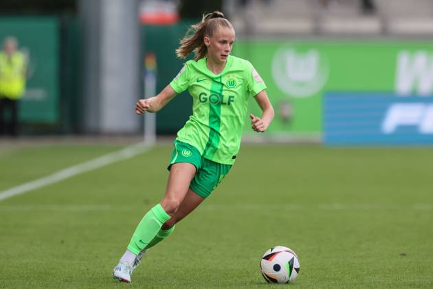 v.li.: Vivien Endemann (VfL Wolfsburg, 25) am Ball, Freisteller, Einzelbild, Ganzkörper, Aktion, Action, Spielszene, DIE DFB-RICHTLINIEN UNTERSAGEN JEGLICHE NUTZUNG VON FOTOS ALS SEQUENZBILDER UND ODER VIDEOÄHNLICHE FOTOSTRECKEN. DFB REGULATIONS PROHIBIT ANY USE OF PHOTOGRAPHS AS IMAGE SEQUENCES AND OR QUASI-VIDEO., 02.09.2024, Wolfsburg (Deutschland), Fussball, Google Pixel Frauen-Bundesliga, VfL Wolfsburg - SV Werder Bremen
