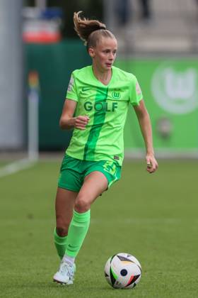 v.li.: Vivien Endemann (VfL Wolfsburg, 25) am Ball, Freisteller, Einzelbild, Ganzkörper, Aktion, Action, Spielszene, DIE DFB-RICHTLINIEN UNTERSAGEN JEGLICHE NUTZUNG VON FOTOS ALS SEQUENZBILDER UND ODER VIDEOÄHNLICHE FOTOSTRECKEN. DFB REGULATIONS PROHIBIT ANY USE OF PHOTOGRAPHS AS IMAGE SEQUENCES AND OR QUASI-VIDEO., 02.09.2024, Wolfsburg (Deutschland), Fussball, Google Pixel Frauen-Bundesliga, VfL Wolfsburg - SV Werder Bremen