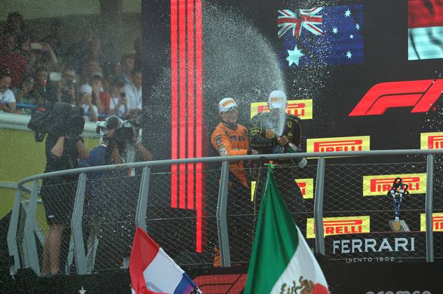 01.09.2024, xrarjax, Motorsport FIA Formel 1, Großer Preis von Italien 2024 emspor, v.l. Oscar Piastri (McLaren) Startnummer 81 Charles Leclerc (Ferrari) Startnummer 16 Lando Norris (McLaren) Startnummer 04 auf dem Podium Monza