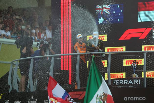 01.09.2024, xrarjax, Motorsport FIA Formel 1, Großer Preis von Italien 2024 emspor, v.l. Oscar Piastri (McLaren) Startnummer 81 Charles Leclerc (Ferrari) Startnummer 16 Lando Norris (McLaren) Startnummer 04 auf dem Podium Monza