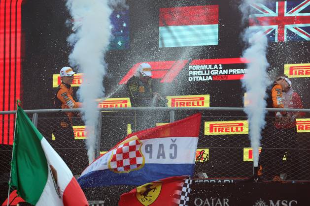 31.08.2024, xrarjax, Motorsport FIA Formel 1, Großer Preis von Italien 2024 emspor, v.l. Oscar Piastri (McLaren) Startnummer 81 Charles Leclerc (Ferrari) Startnummer 16 Lando Norris (McLaren) Startnummer 04 auf dem Podium Monza