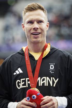 Paralympics (Para Leichtathletik); Paris, 05.09.2024 Siegerehrung mit GOLD für REHM Markus (T64 GER Para Leichtathletik) und Tränen in den Augen, Weitsprung, long jump, ; Paralympics (Para Leichtathletik) am 05.09.2024 im Stade de France in Paris (Frankreich). Copyright: xBEAUTIFULxSPORTS AxelxKohringx